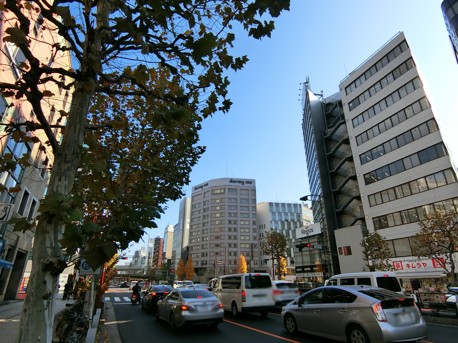 山萬ビル1前面の靖国通り