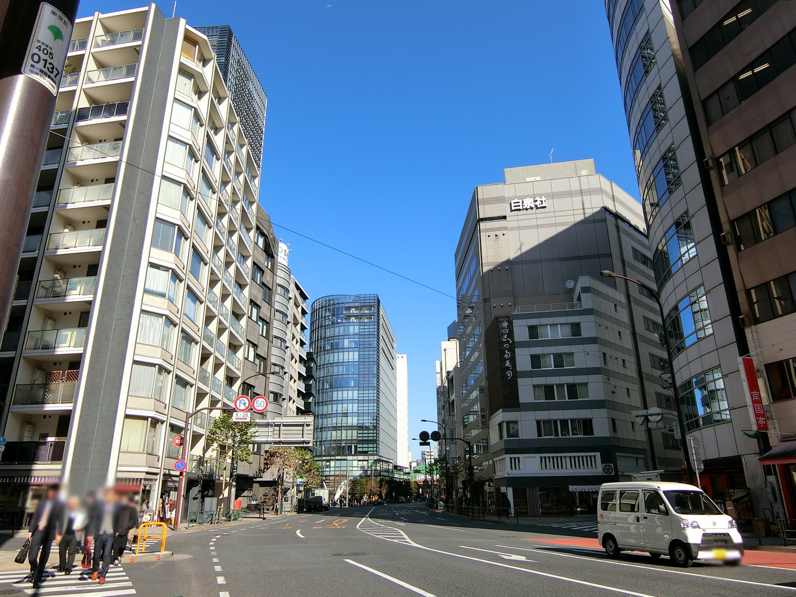 友泉淡路町ビル前面の通り