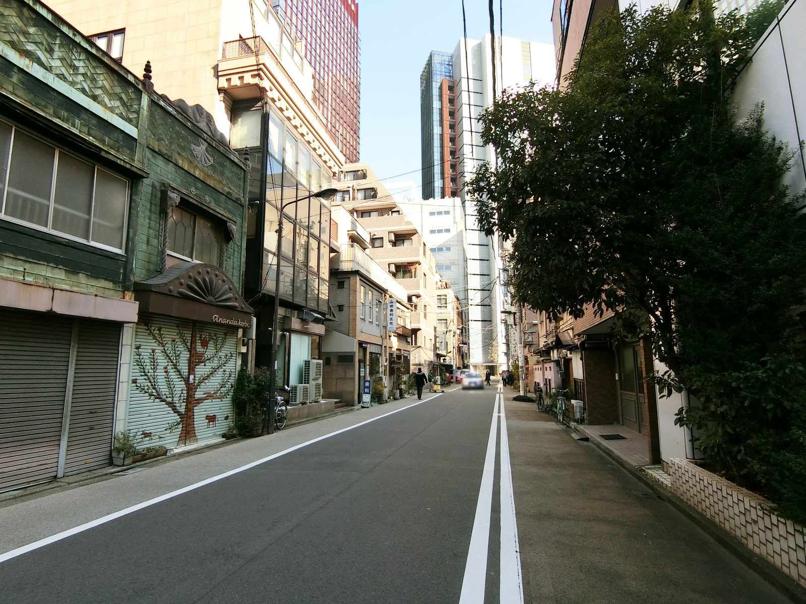 淡路建物ビル前面の通り
