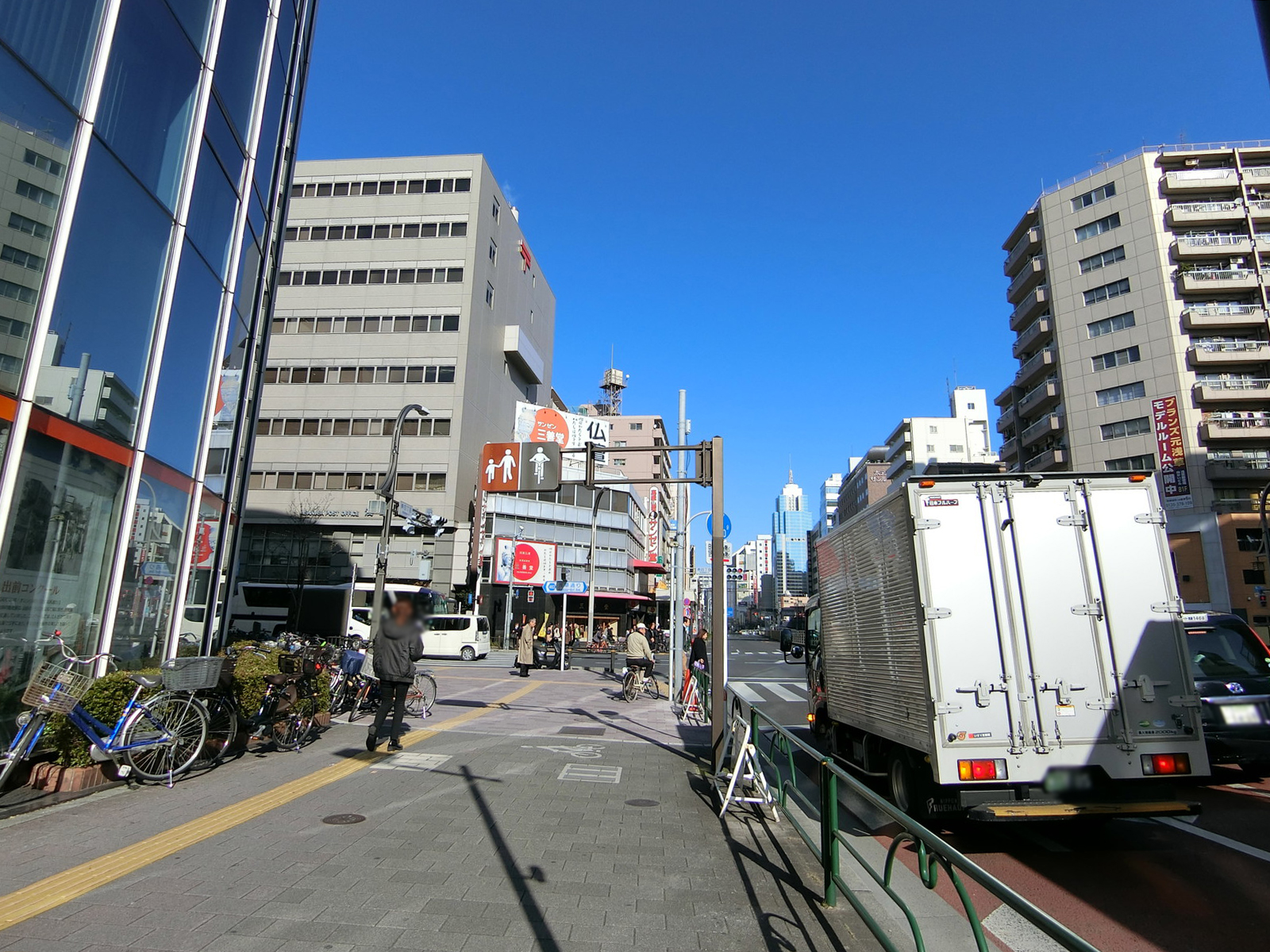 渡辺ビル前面の通り