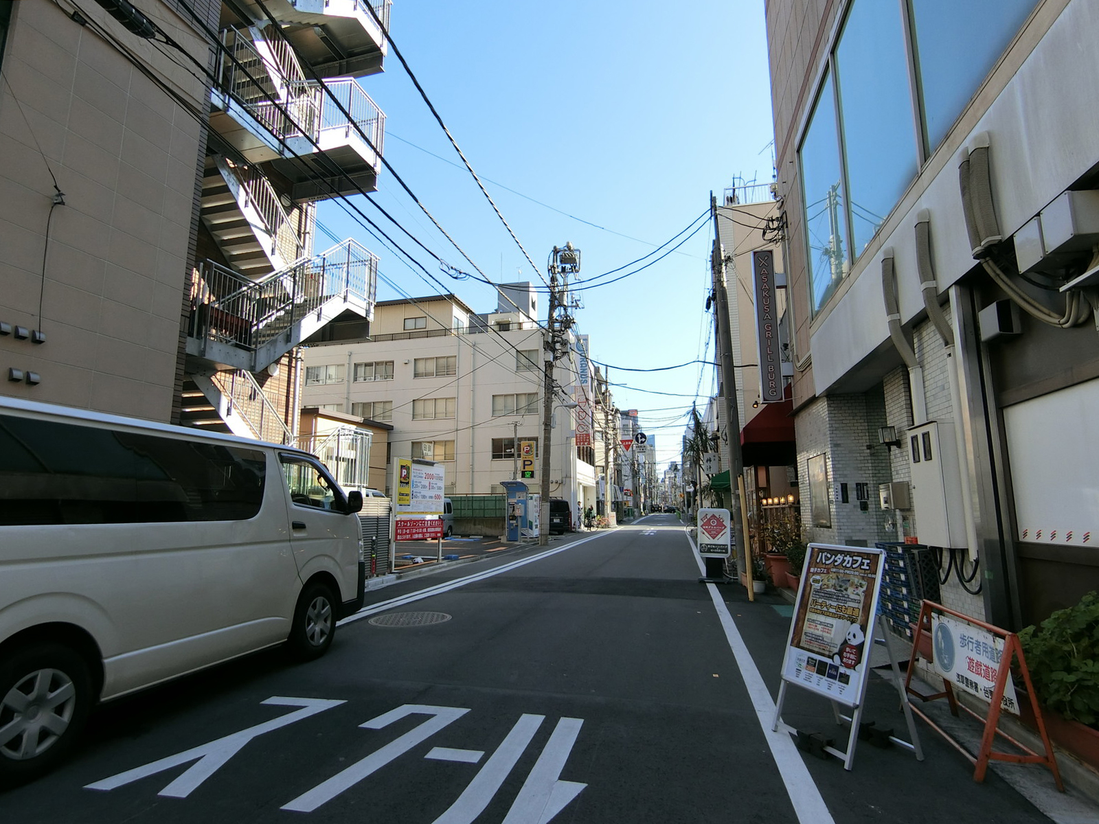 里見ビル前面の通り