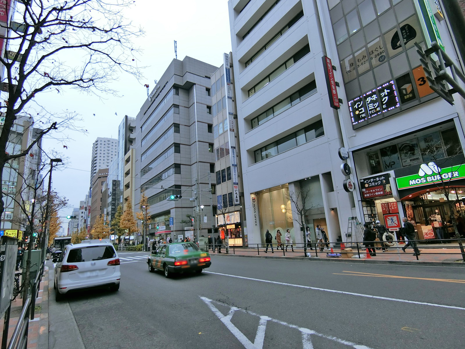 小滝橋通り沿いに立地
