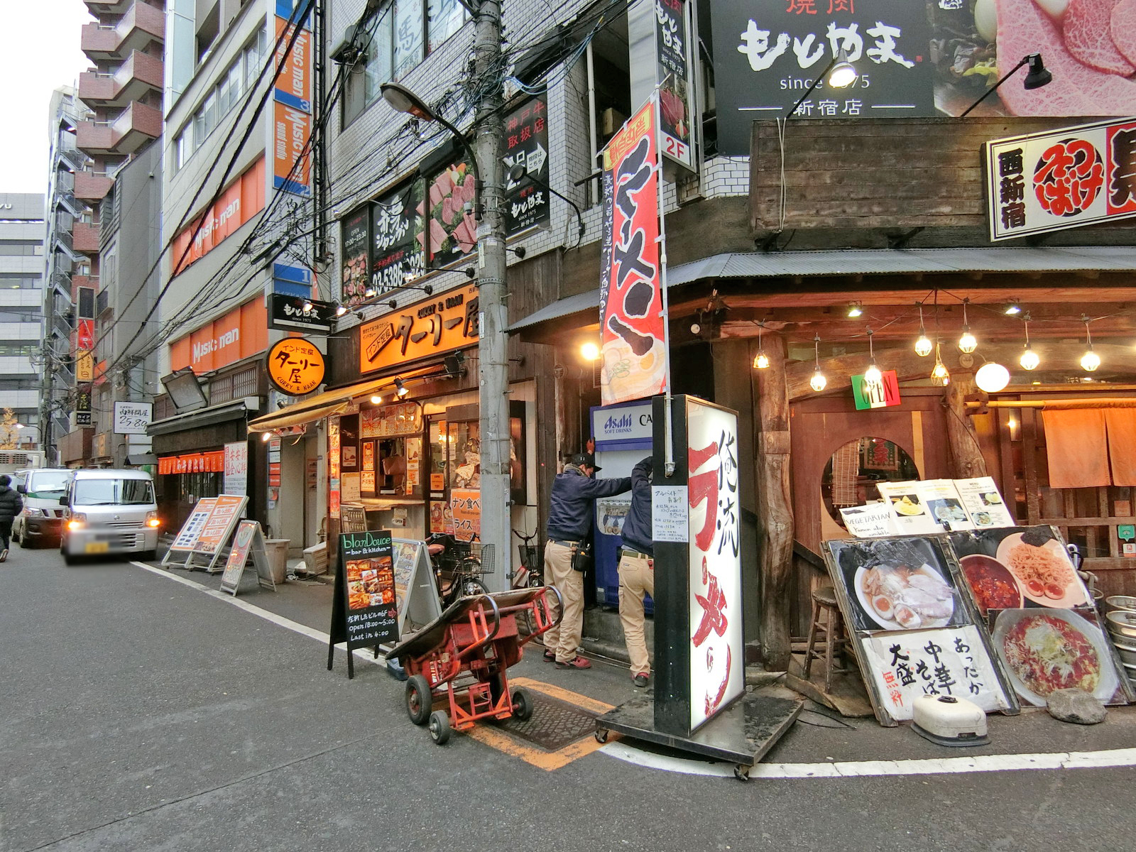 付近には飲食店が充実
