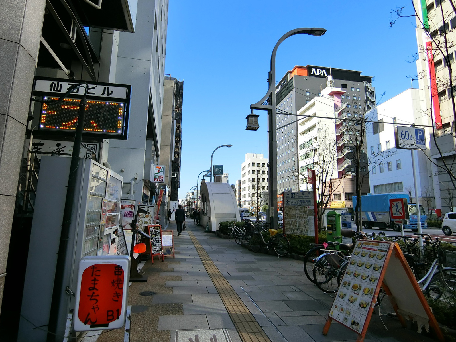 MS田原町ビル前面の通り