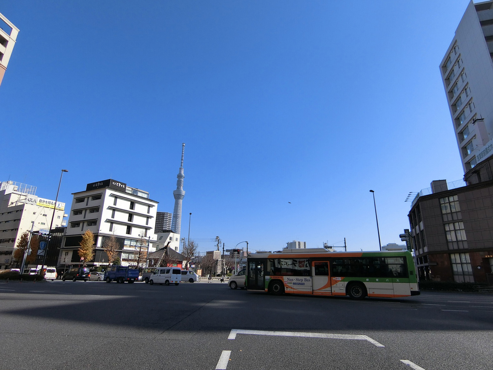 日本生命浅草ビル前面の駒形橋西詰交差点