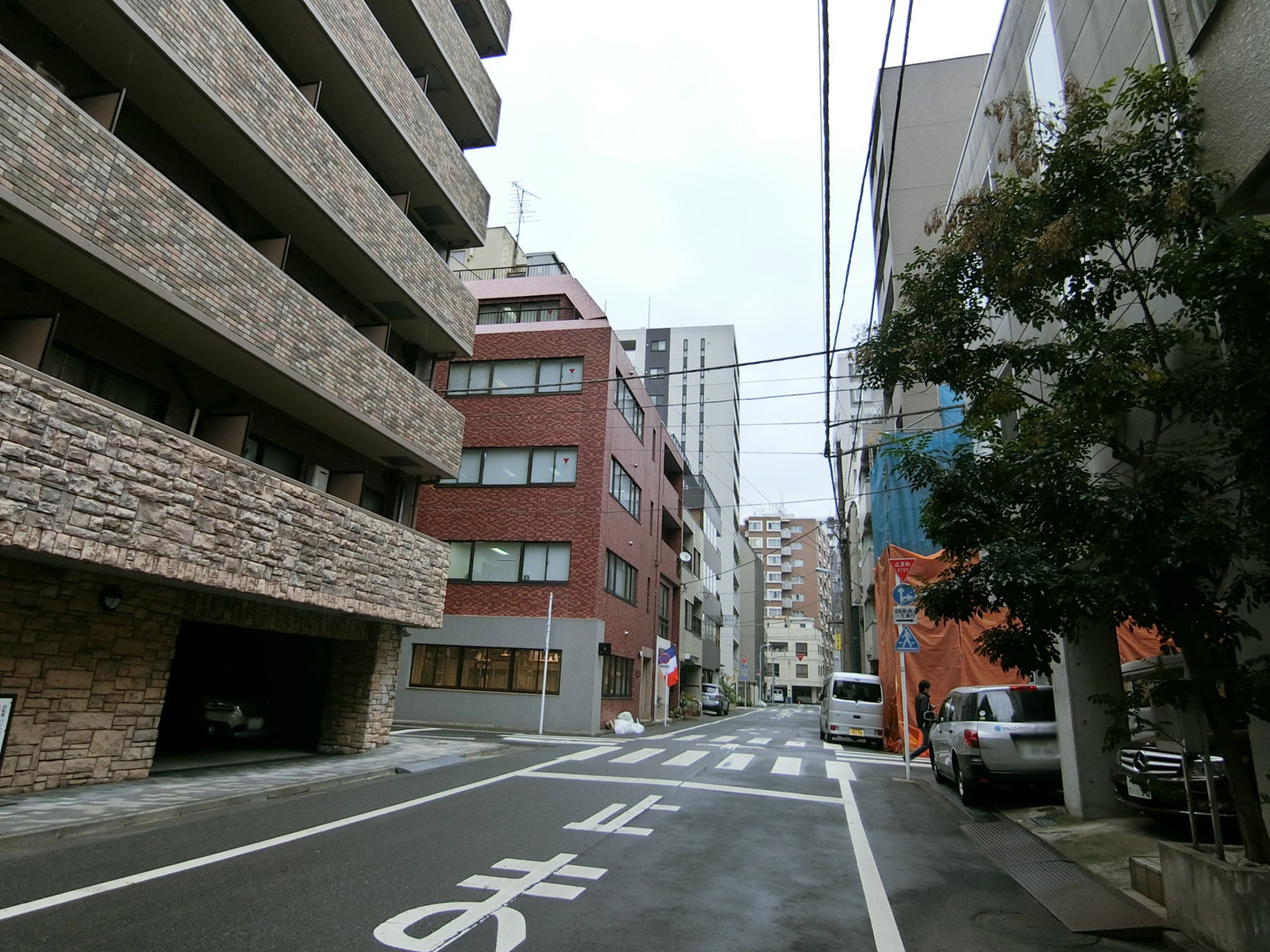 ダイアビル前面の通り