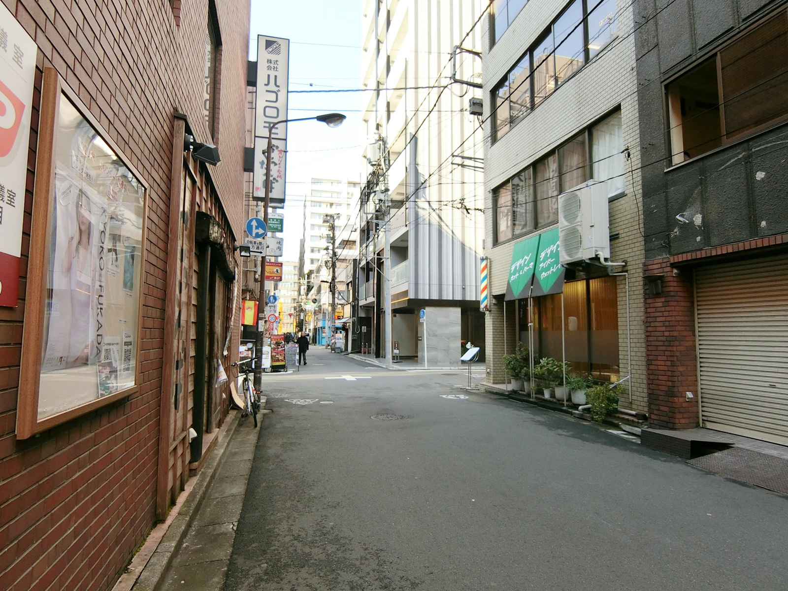 ハゴロモビル前面の通り