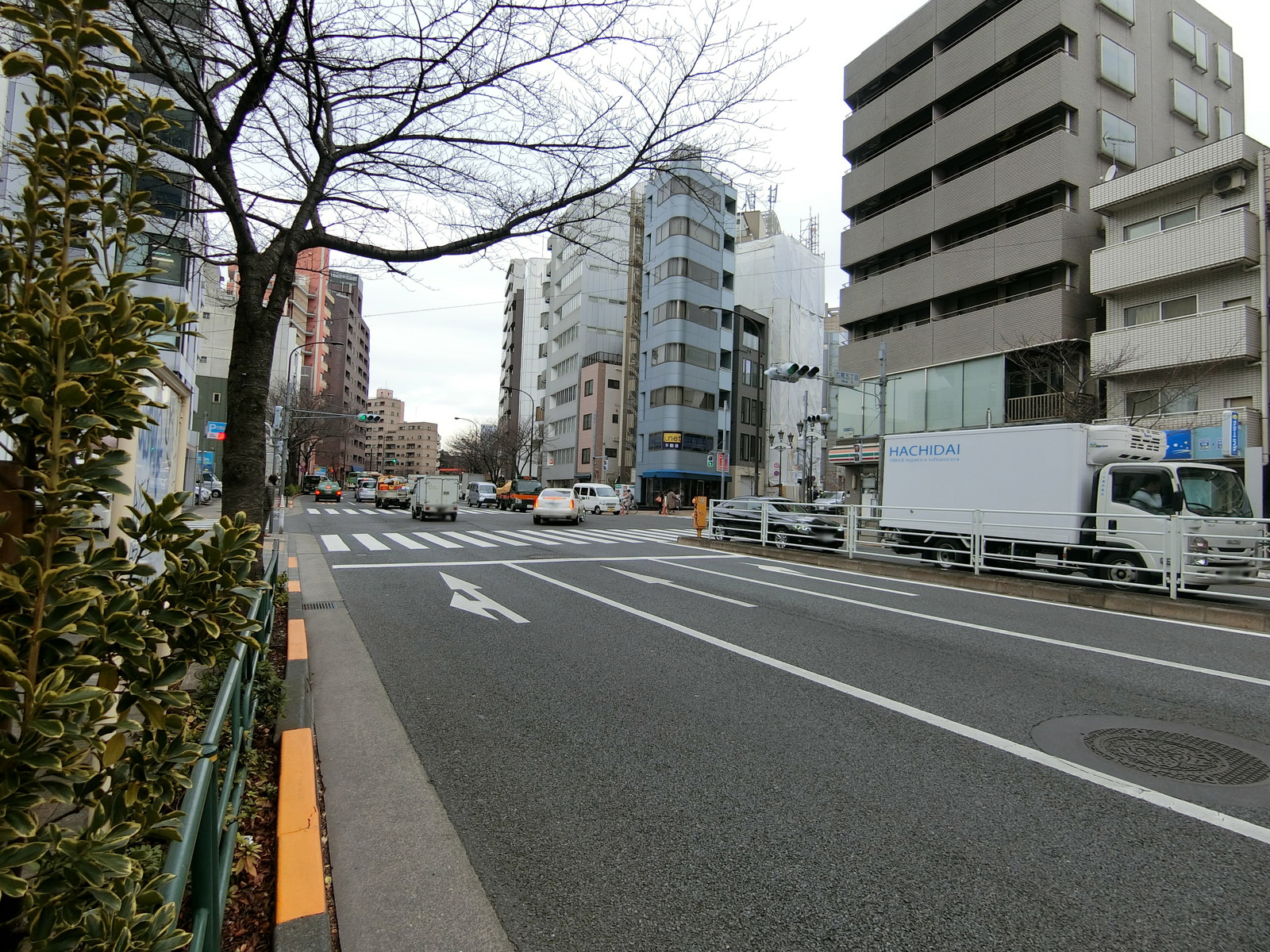 前面の明治通り