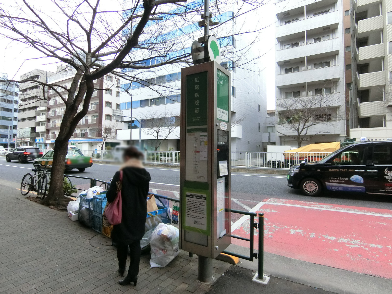 近くのバス停「広尾病院前」
