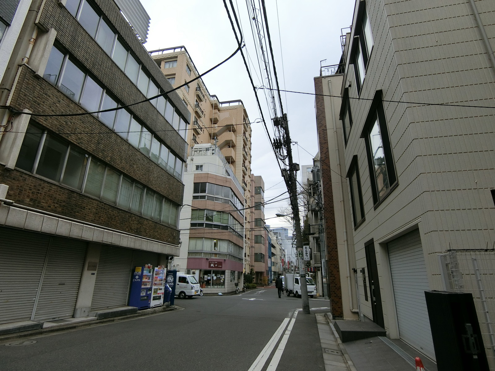 東京第一綿業岩田ビル前面の通り