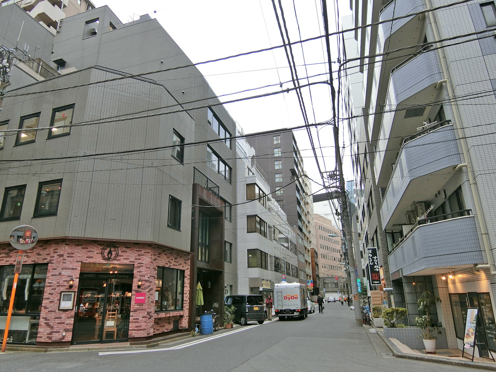 周辺はオフィスや店舗が多いエリア