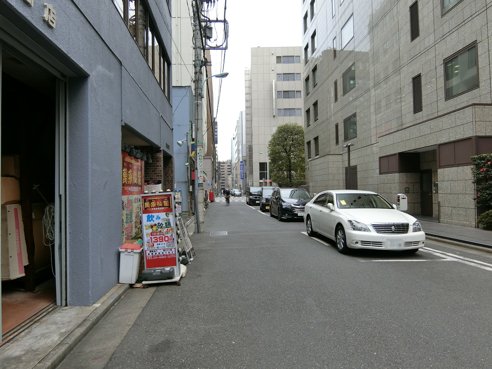 福原ビル前面の通り