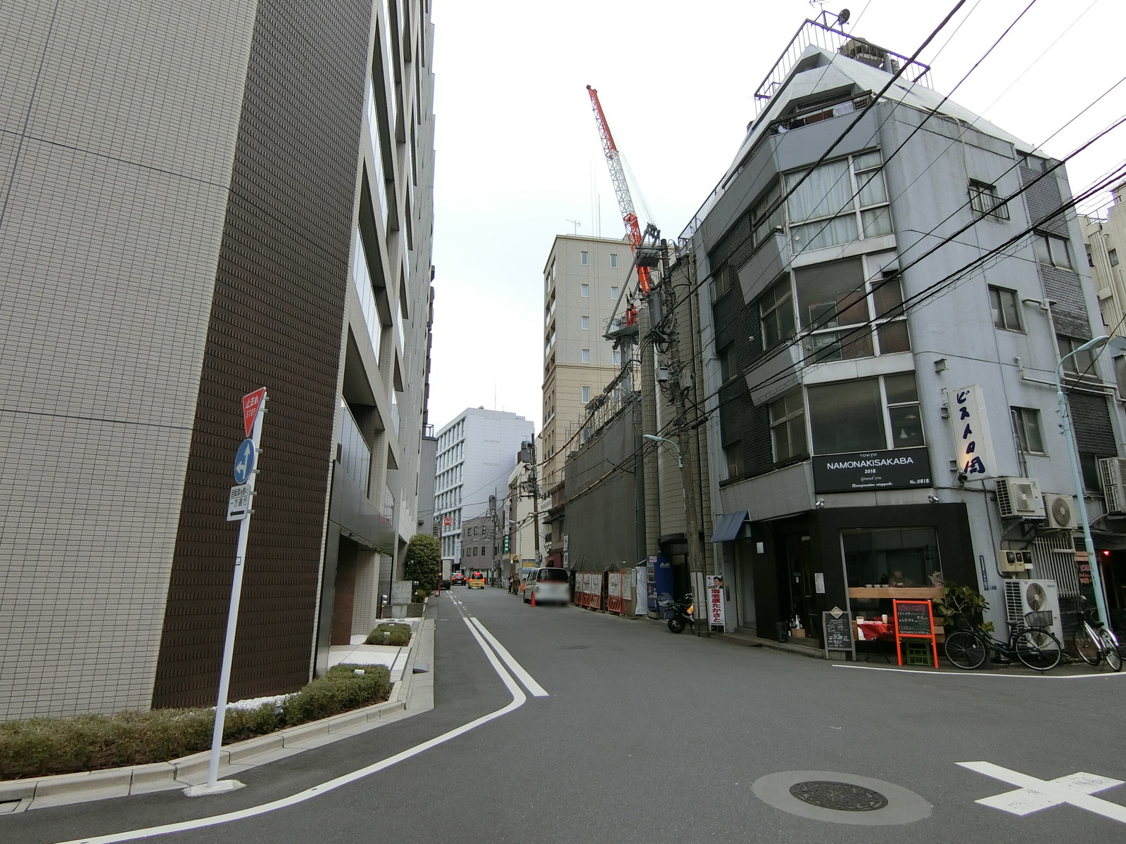 ICSTビル前面の通り