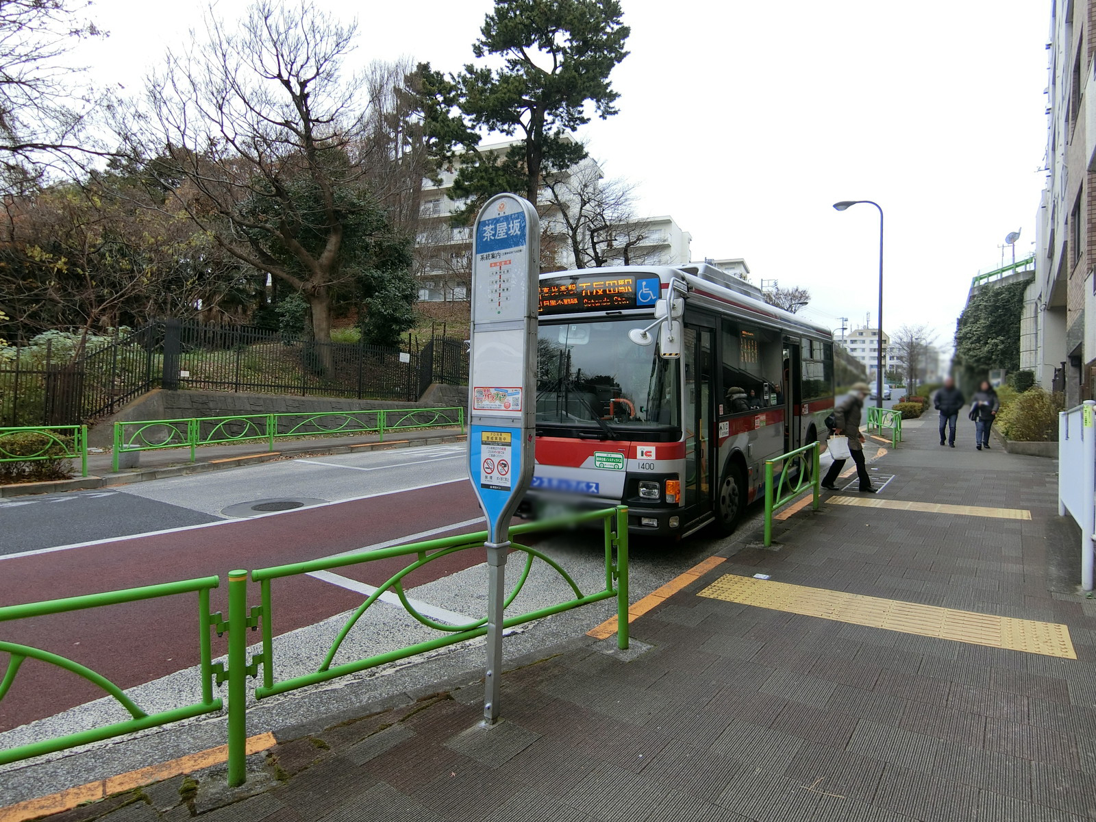 近くのバス停「茶屋坂」