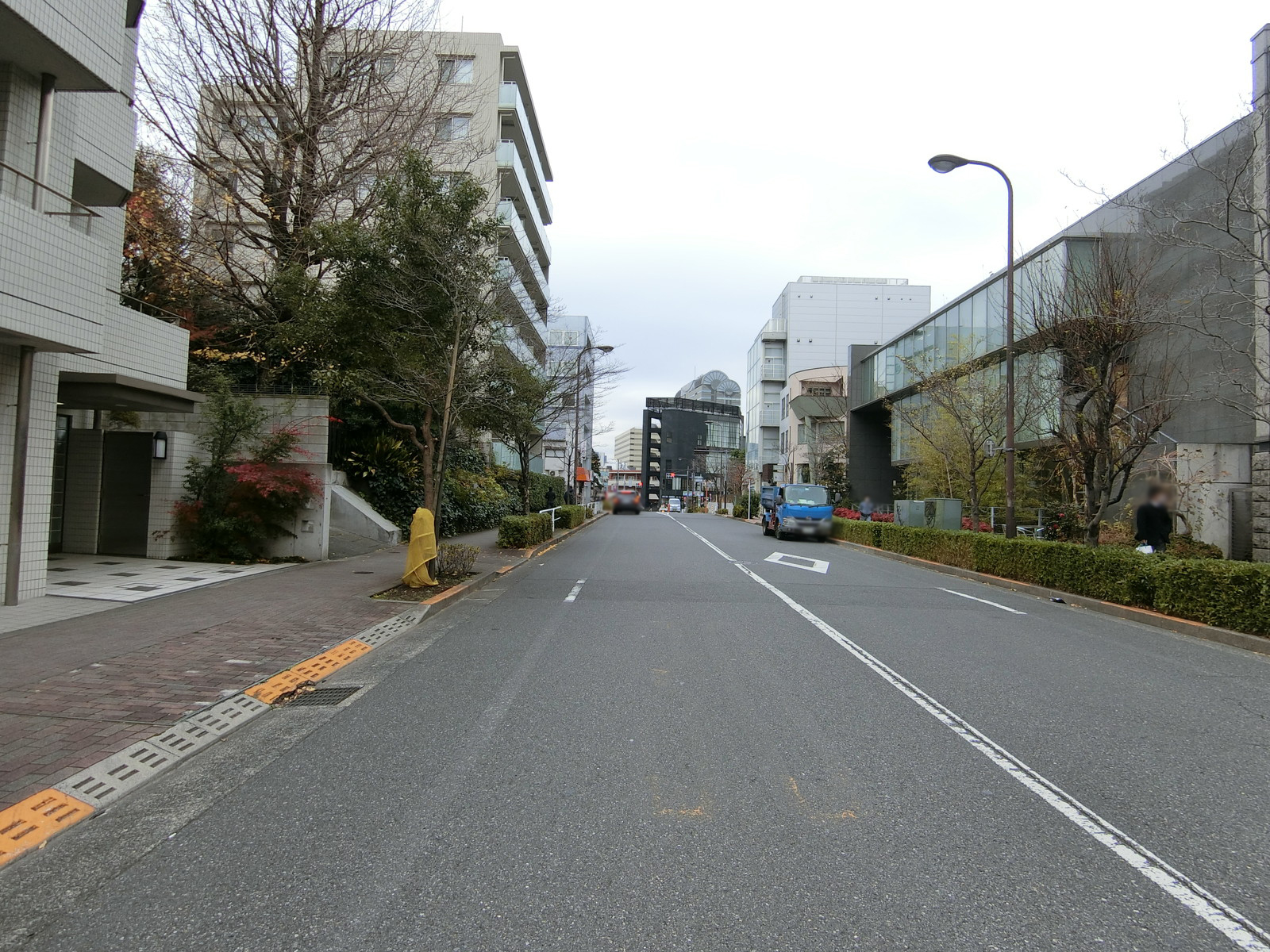 前面の目黒三田通り