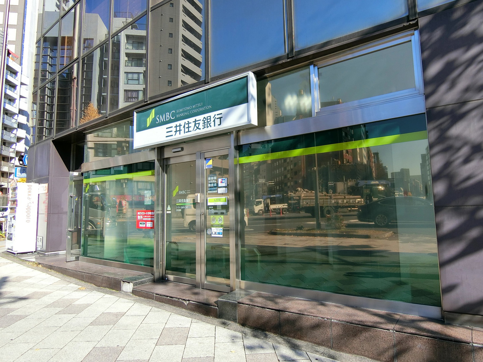 並びの三井住友銀行ATMコーナー