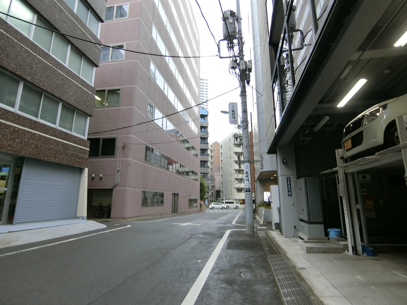 村上第5ビル前面の通り