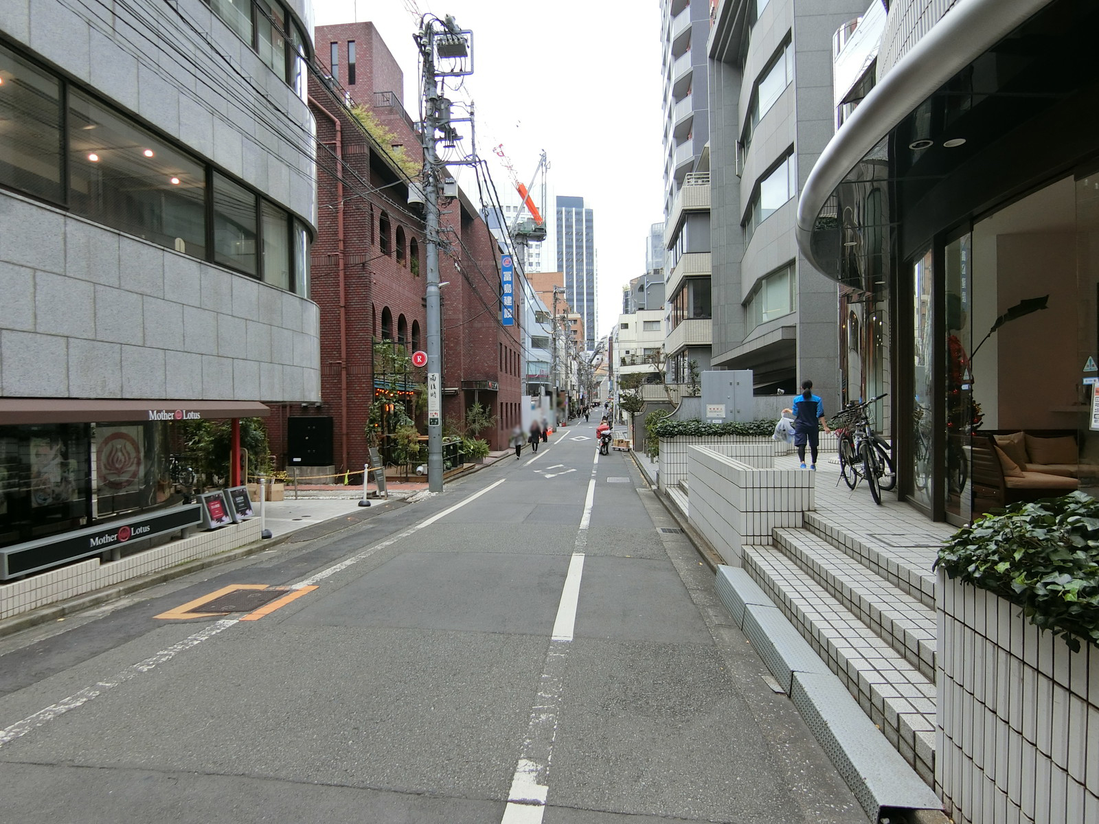 青山坂入ビル前面の通り