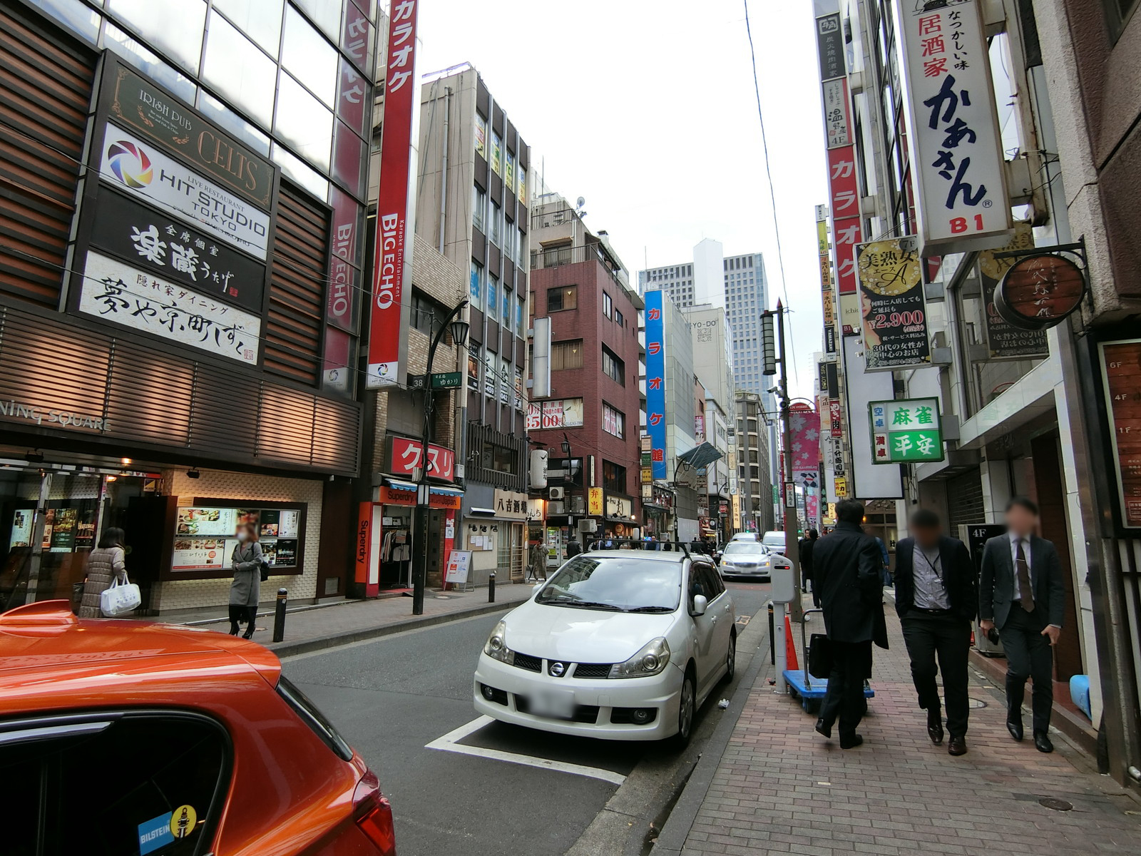 前面の八重洲仲通り