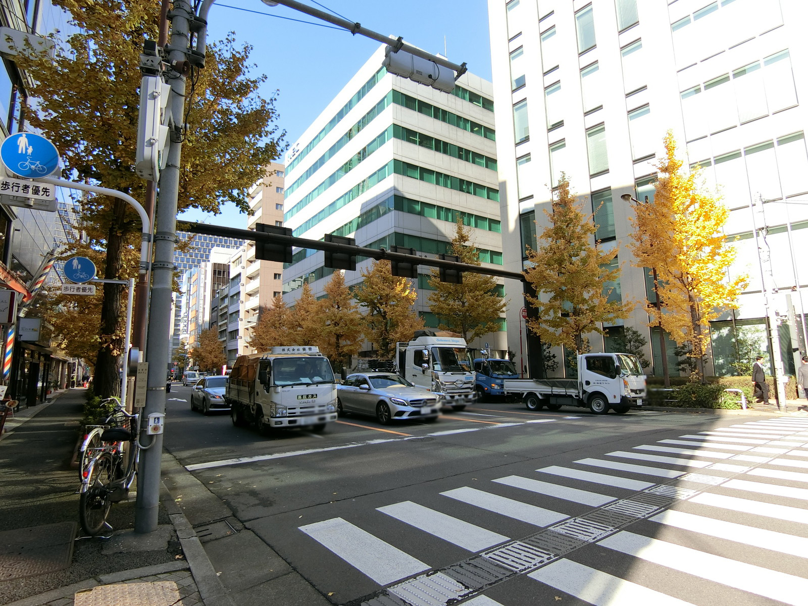 ビル前の神田警察通り
