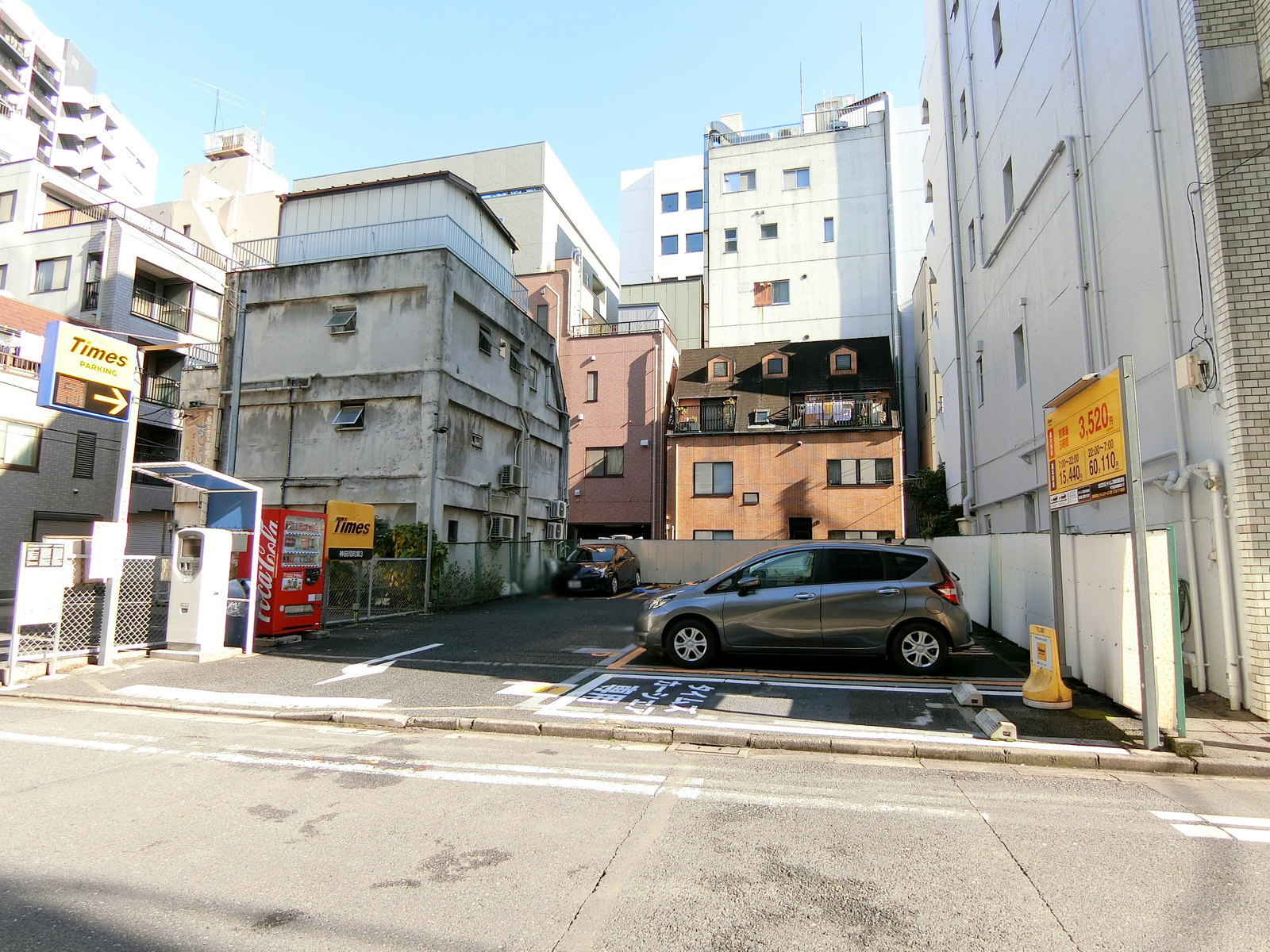 ビル前のコインパーキング