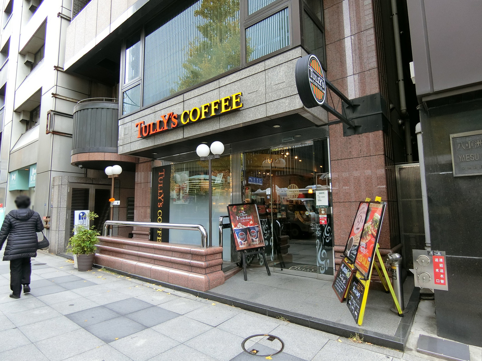 徒歩2分のタリーズコーヒー
