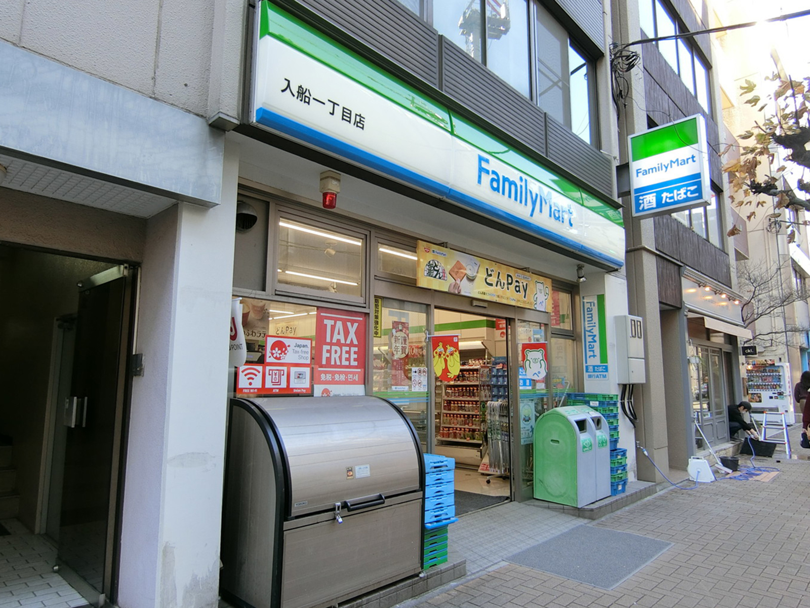 徒歩1分のファミリーマート