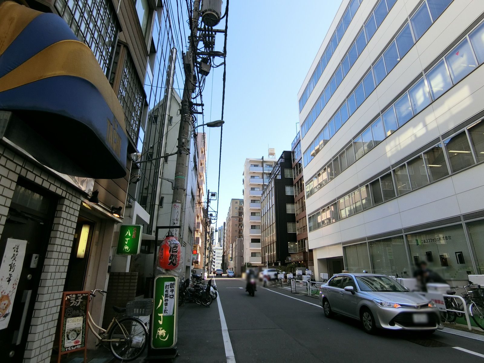 八丁堀プラレールビル前面の通り