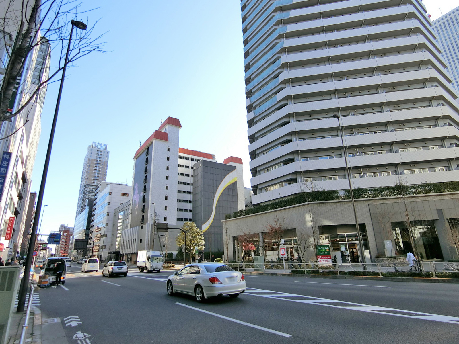 ビル前の春日通り
