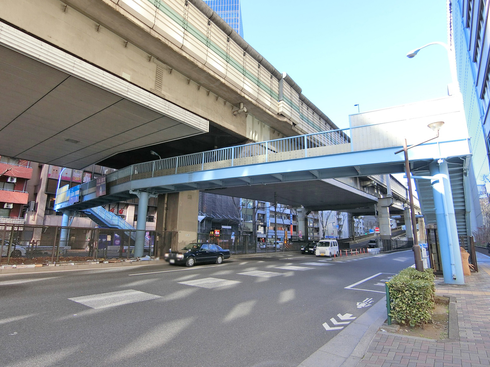ビル前の音羽池袋線