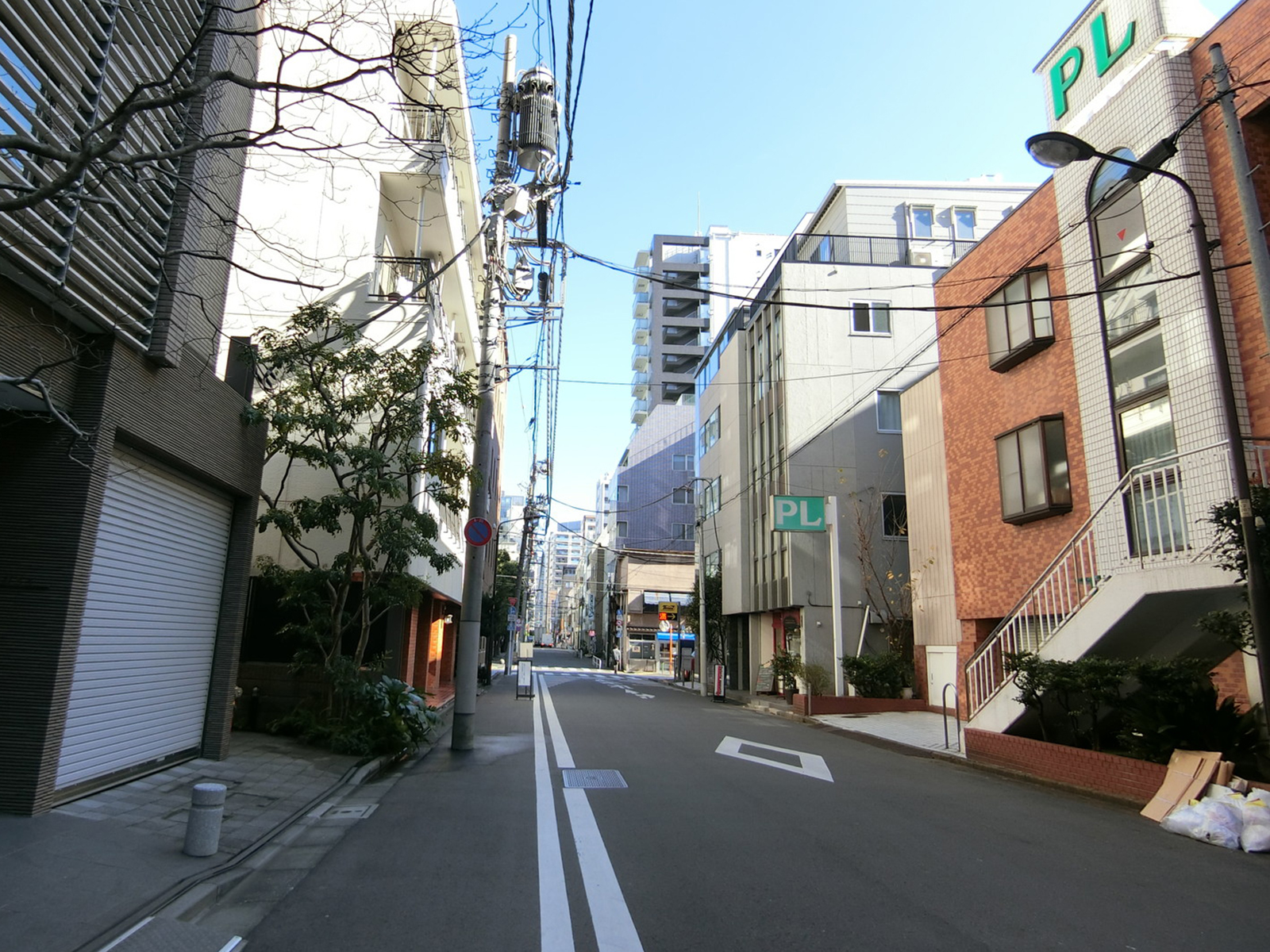 三辰工業ビル前面の通り