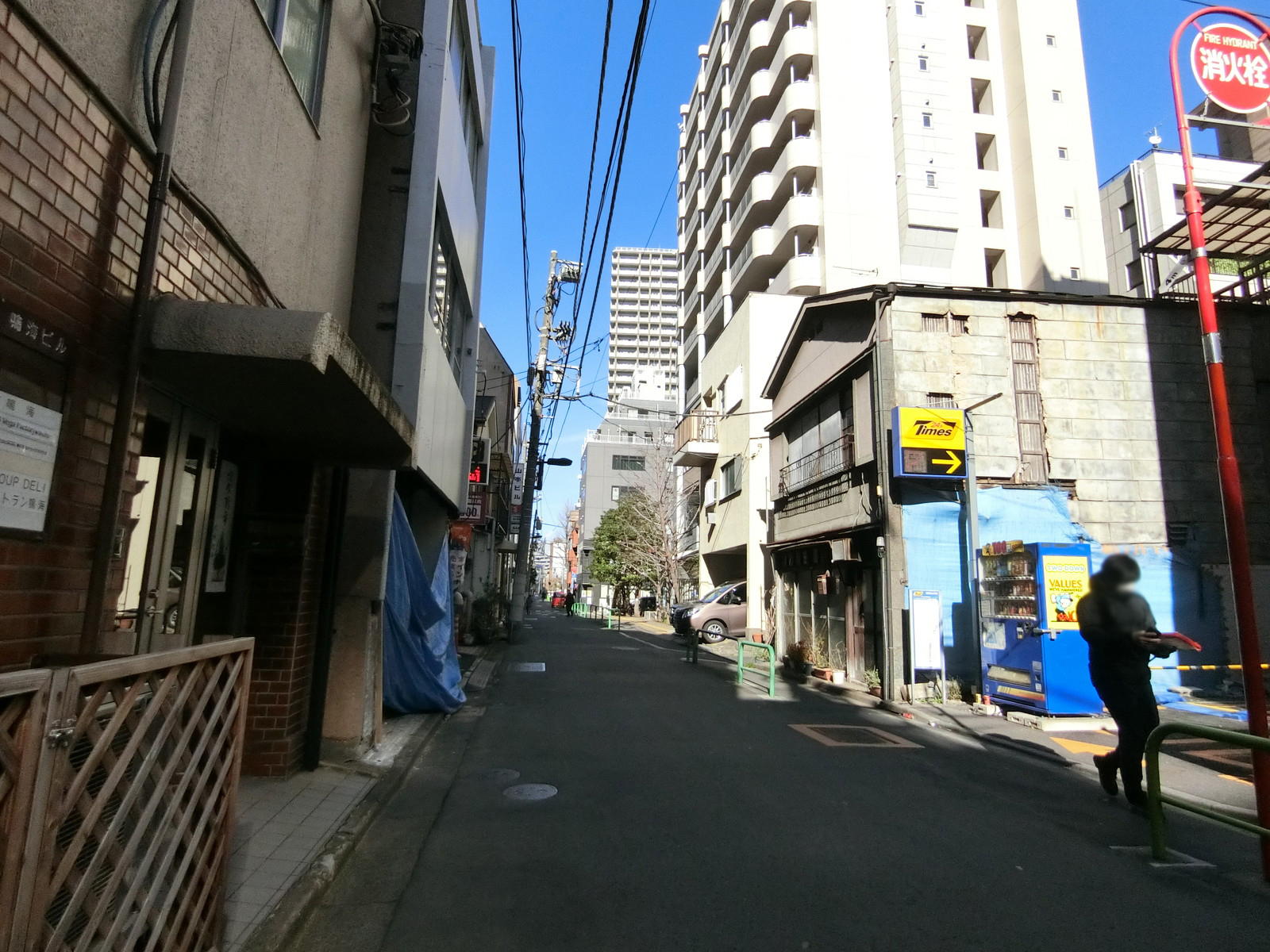 鳴海ビル前面の通り