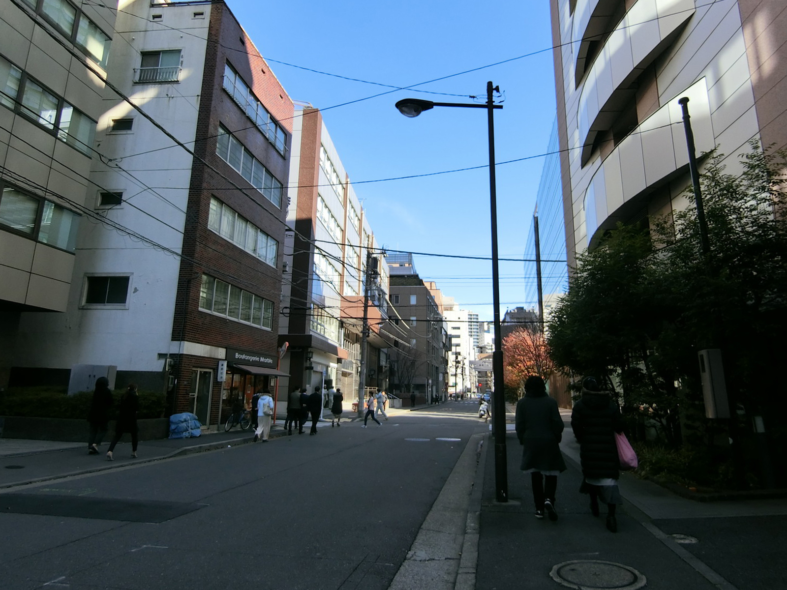 出版輸送本社前面の通り