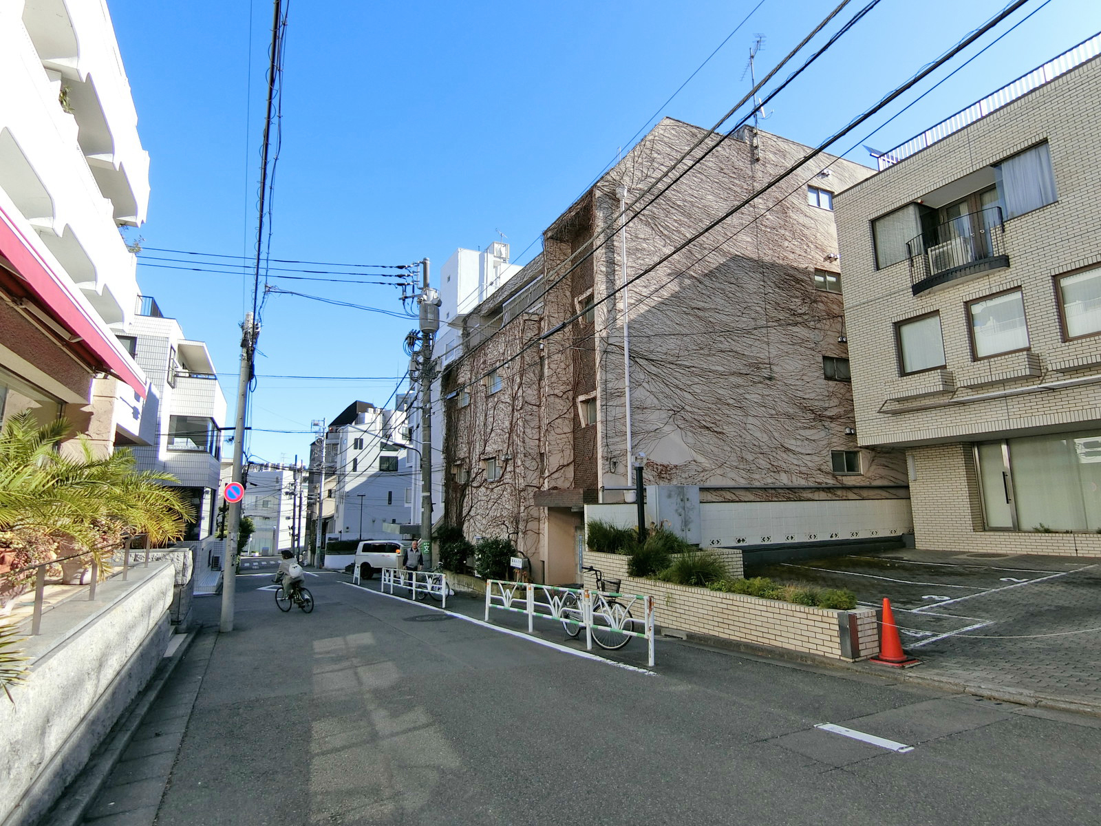 明治通りを一本入った立地