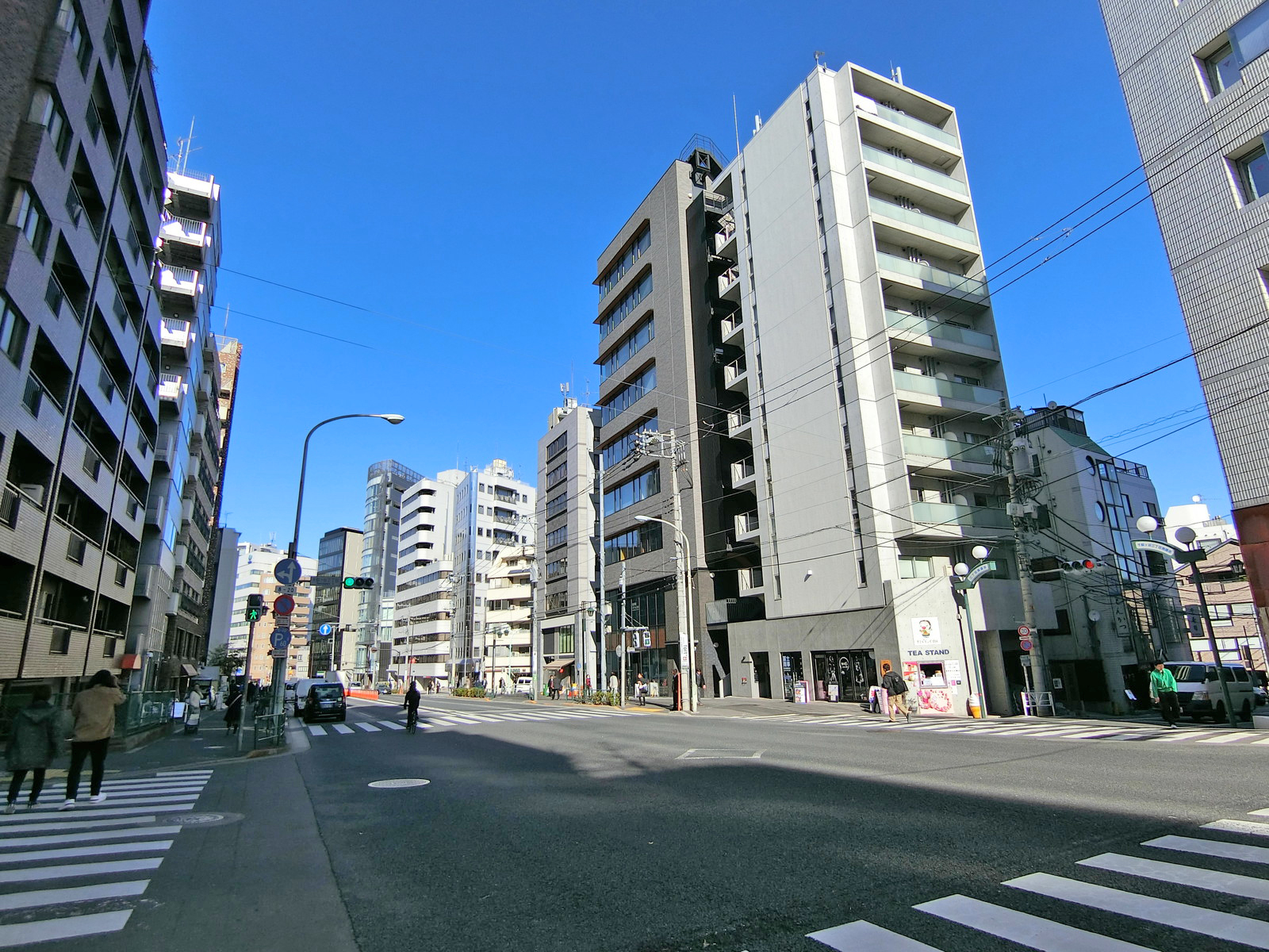 明治通り沿いに立地