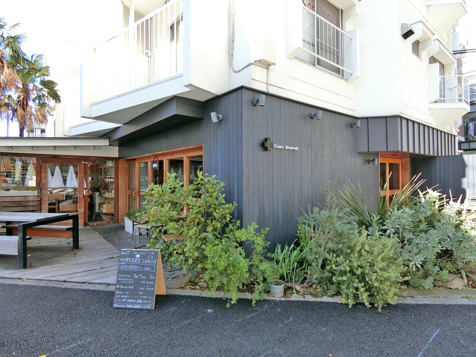 徒歩1分のカフェ「タスヤード」