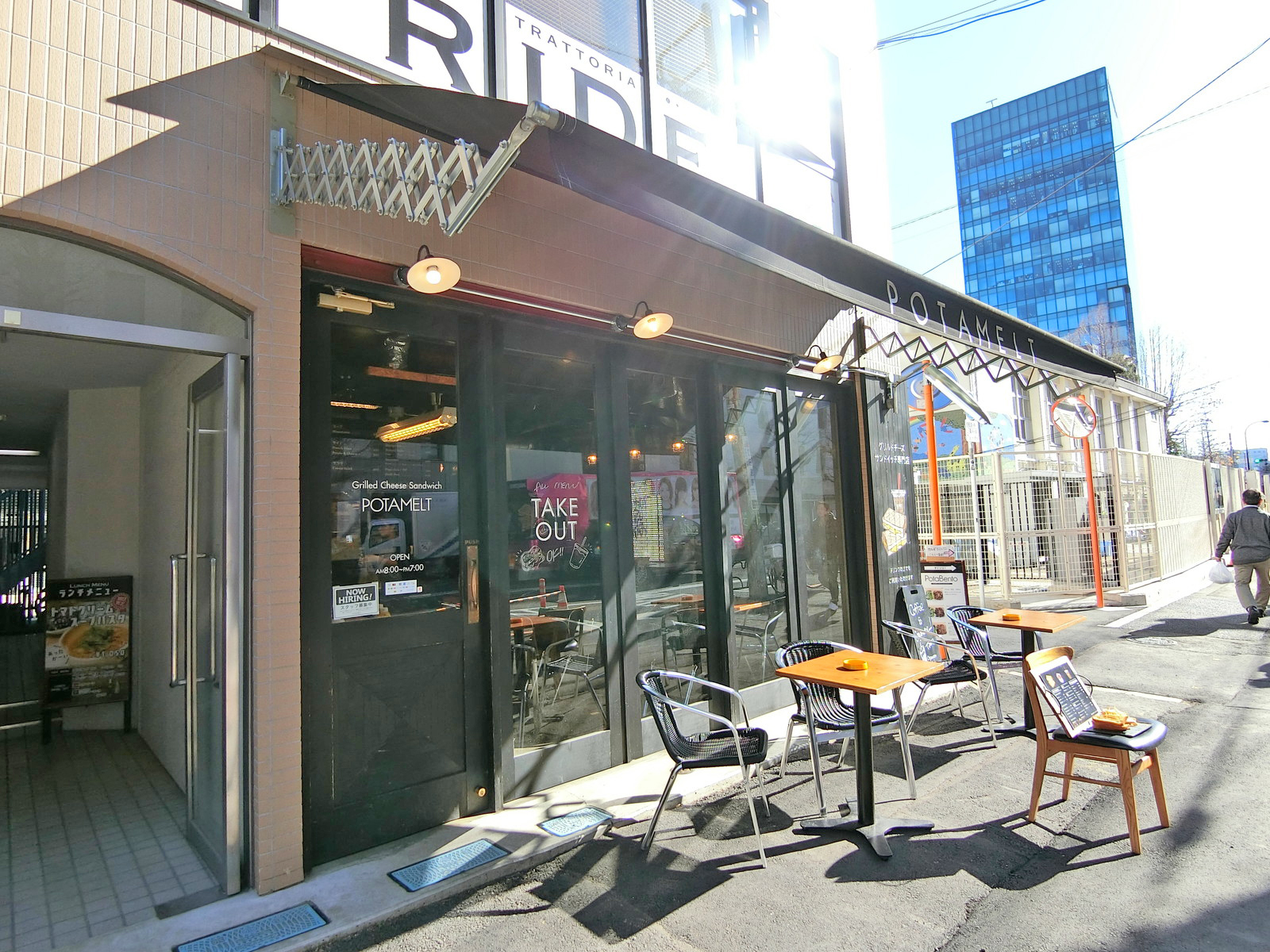 付近には飲食店もあり