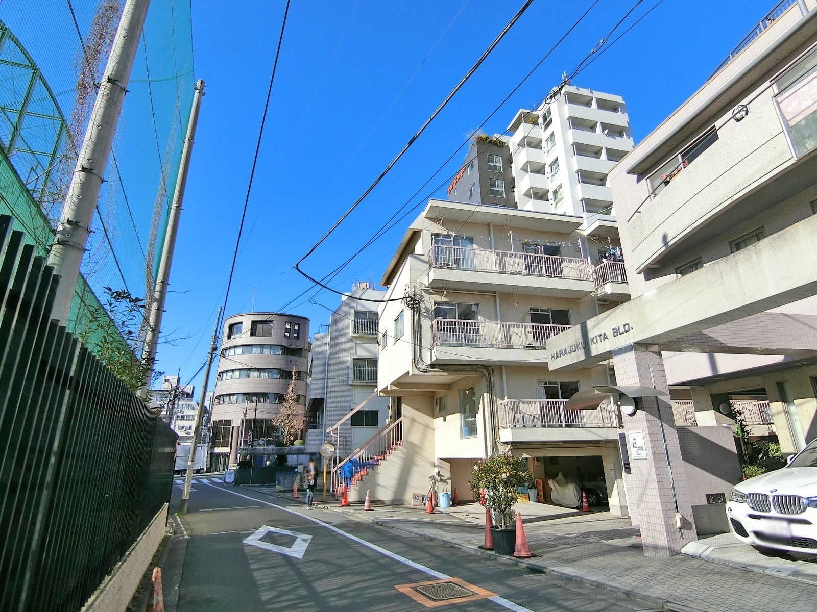 付近は落ち着いた雰囲気の住宅街