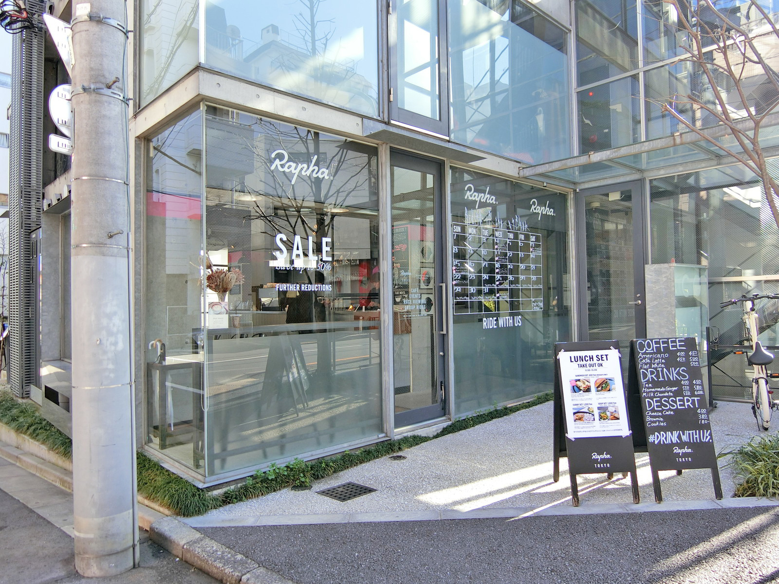 並びの飲食店  RaphaTOKYO
