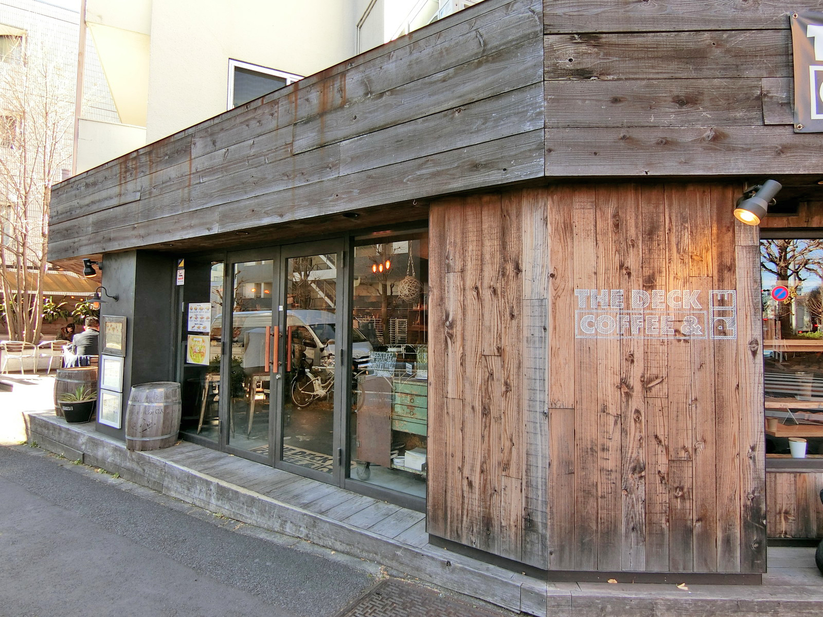 周辺には飲食店もあり