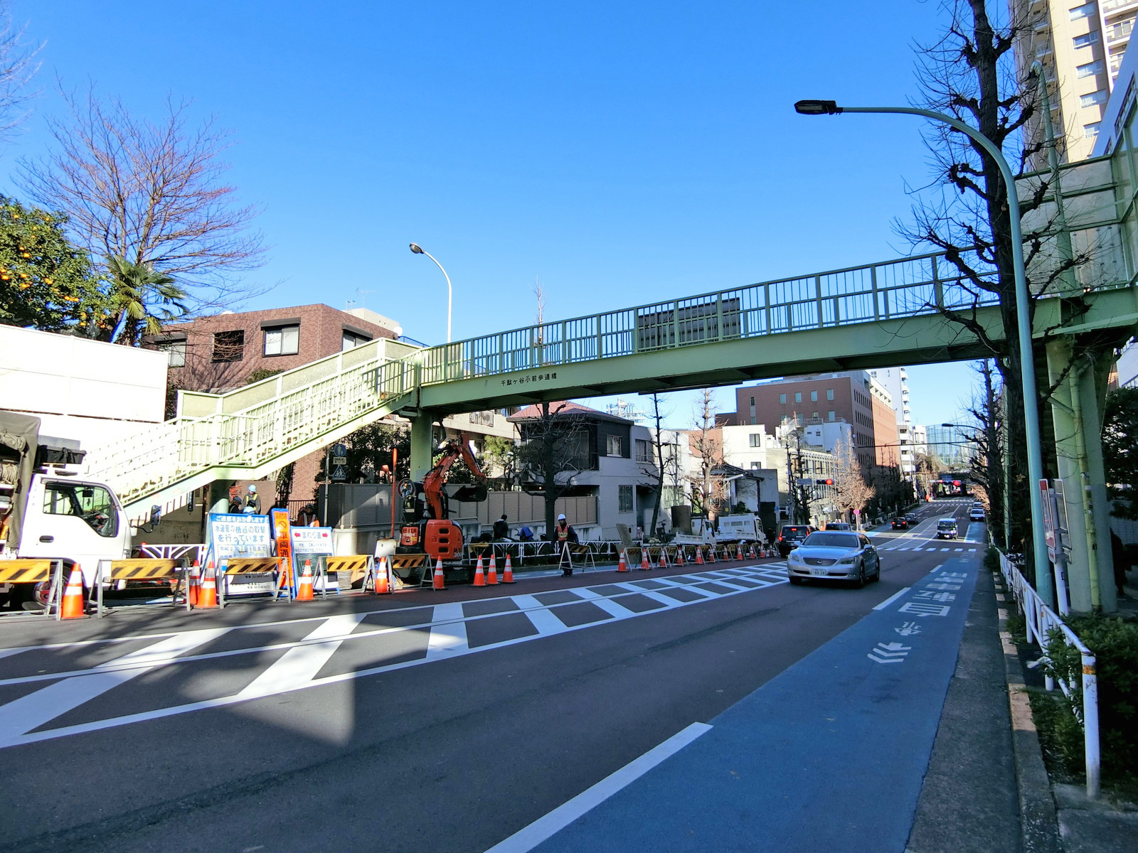 目の前は交通量の多い通り