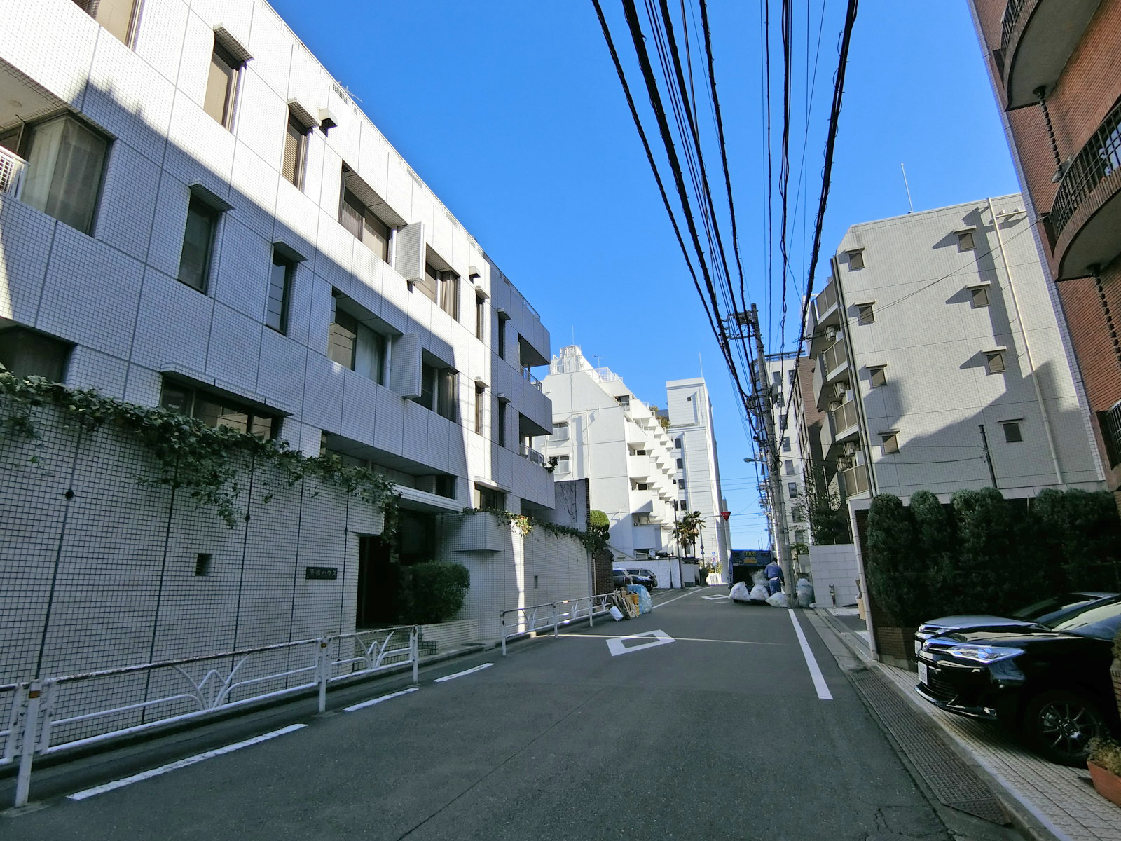周辺は落ち着いた雰囲気の住宅街