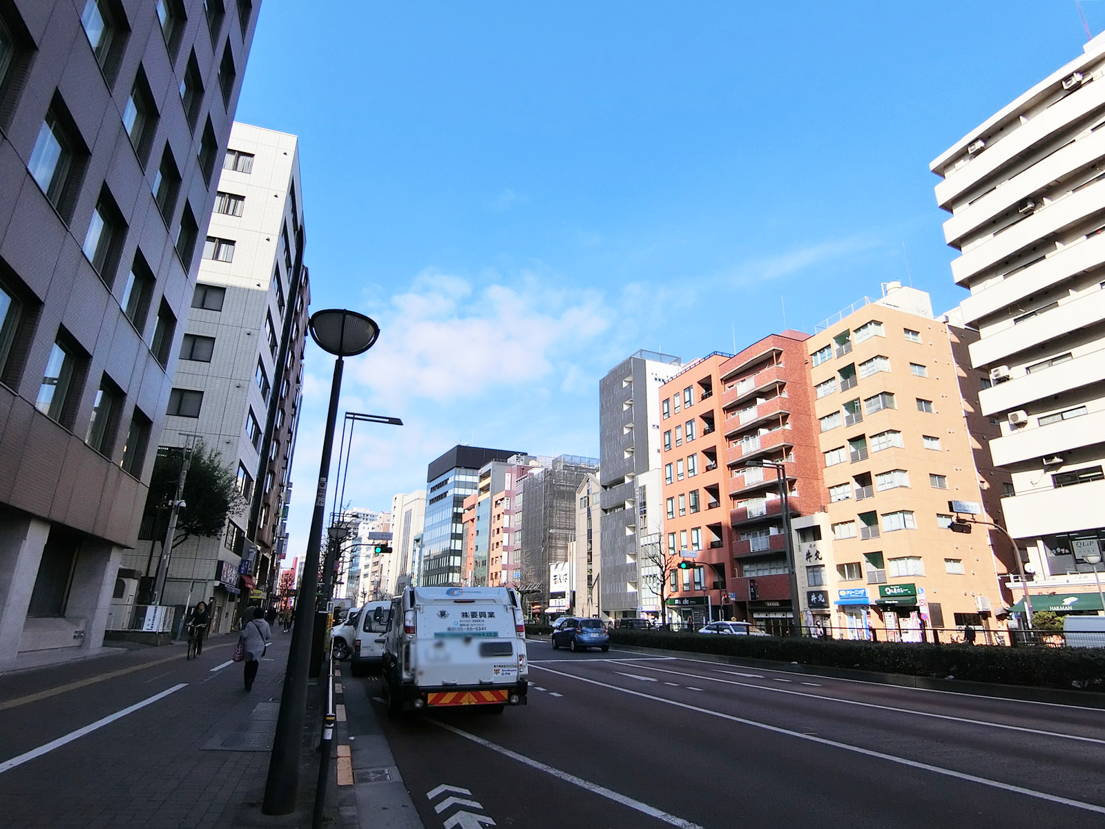 岡本ビル前面の新宿通り