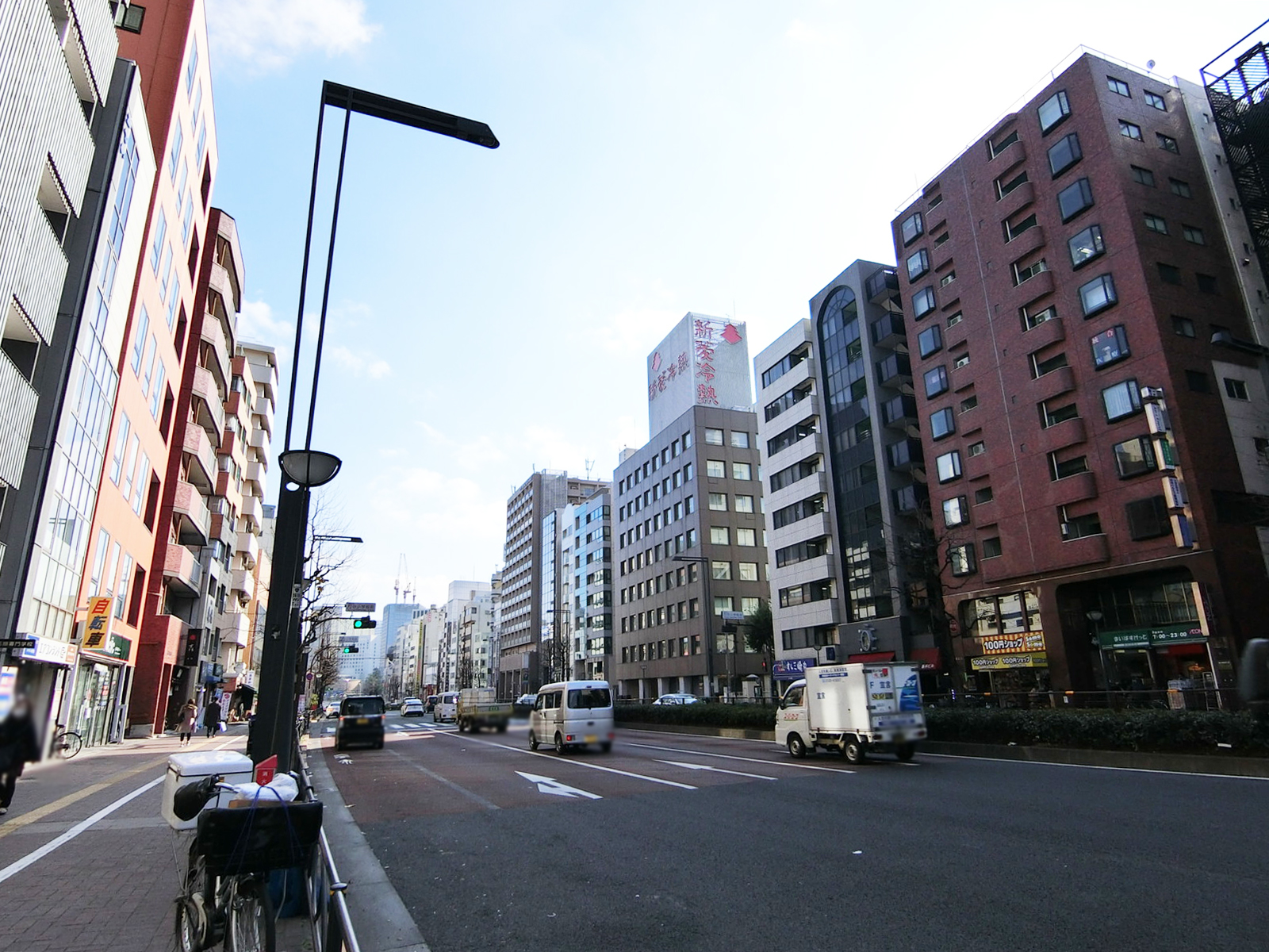 NK第7ビル前面の新宿通り