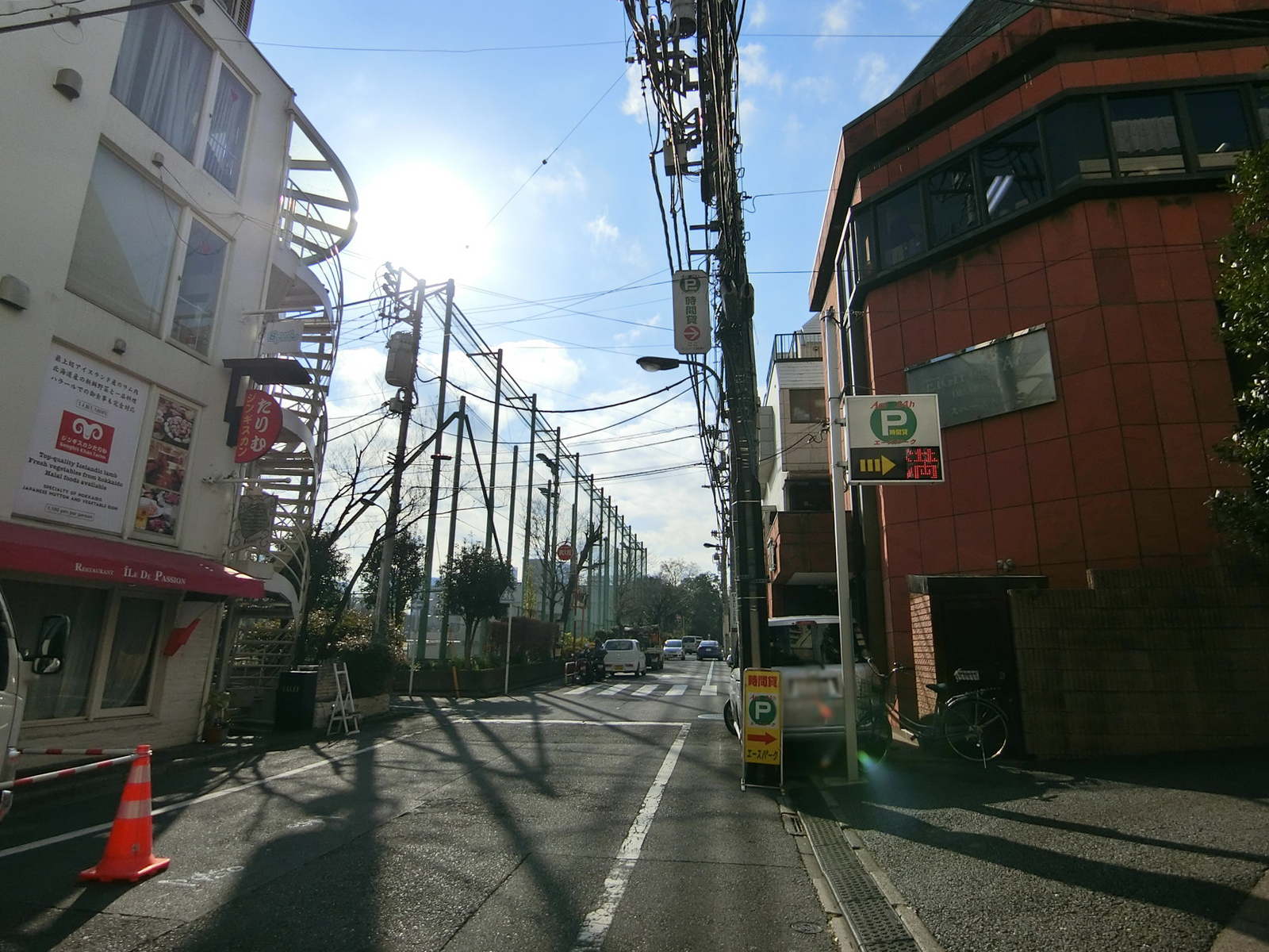 陽臨堂ビル前面の通り