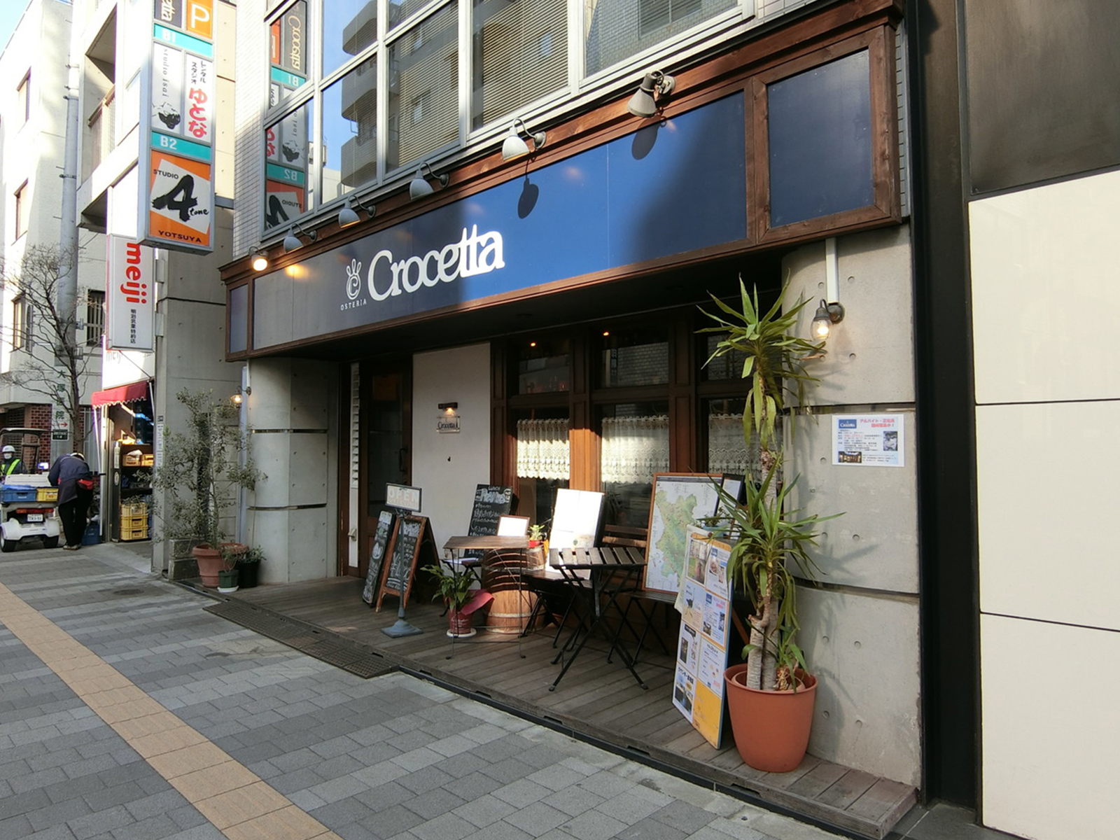 周辺は飲食店が豊富なエリア