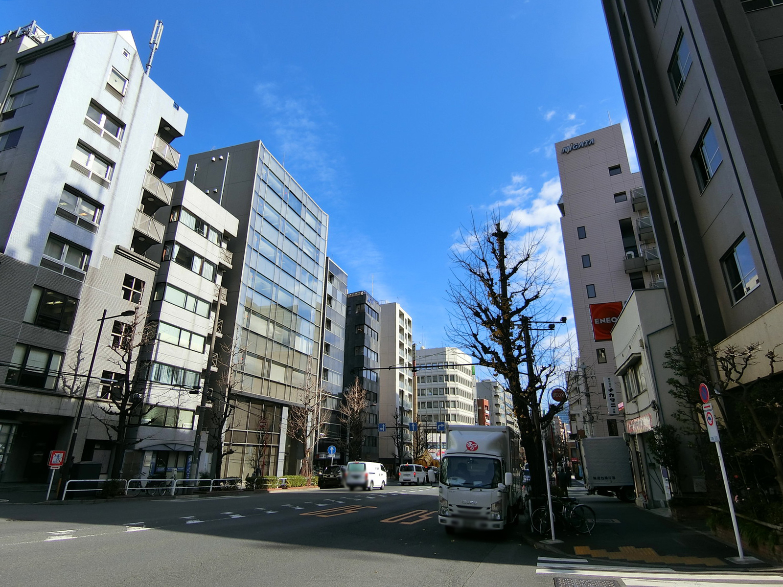 高関ビル前面の蔵前橋通り