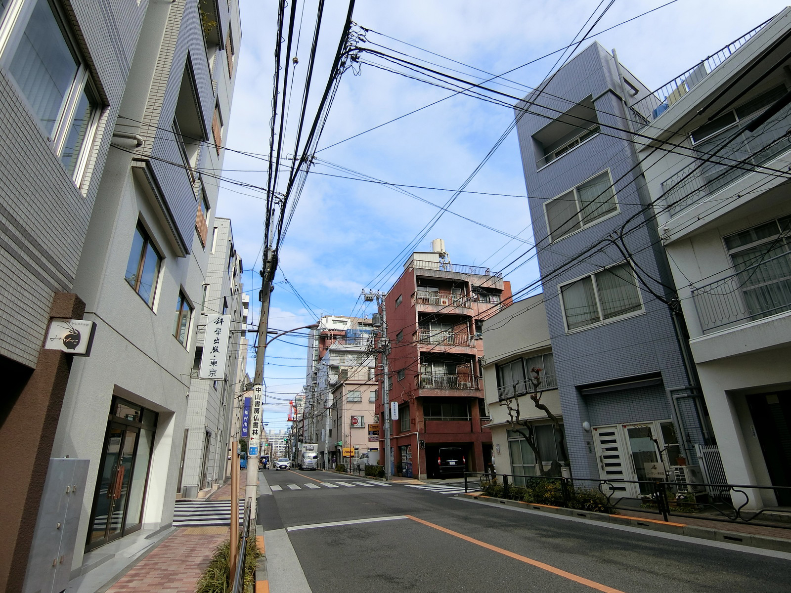 湯島三組ビル前面の通り