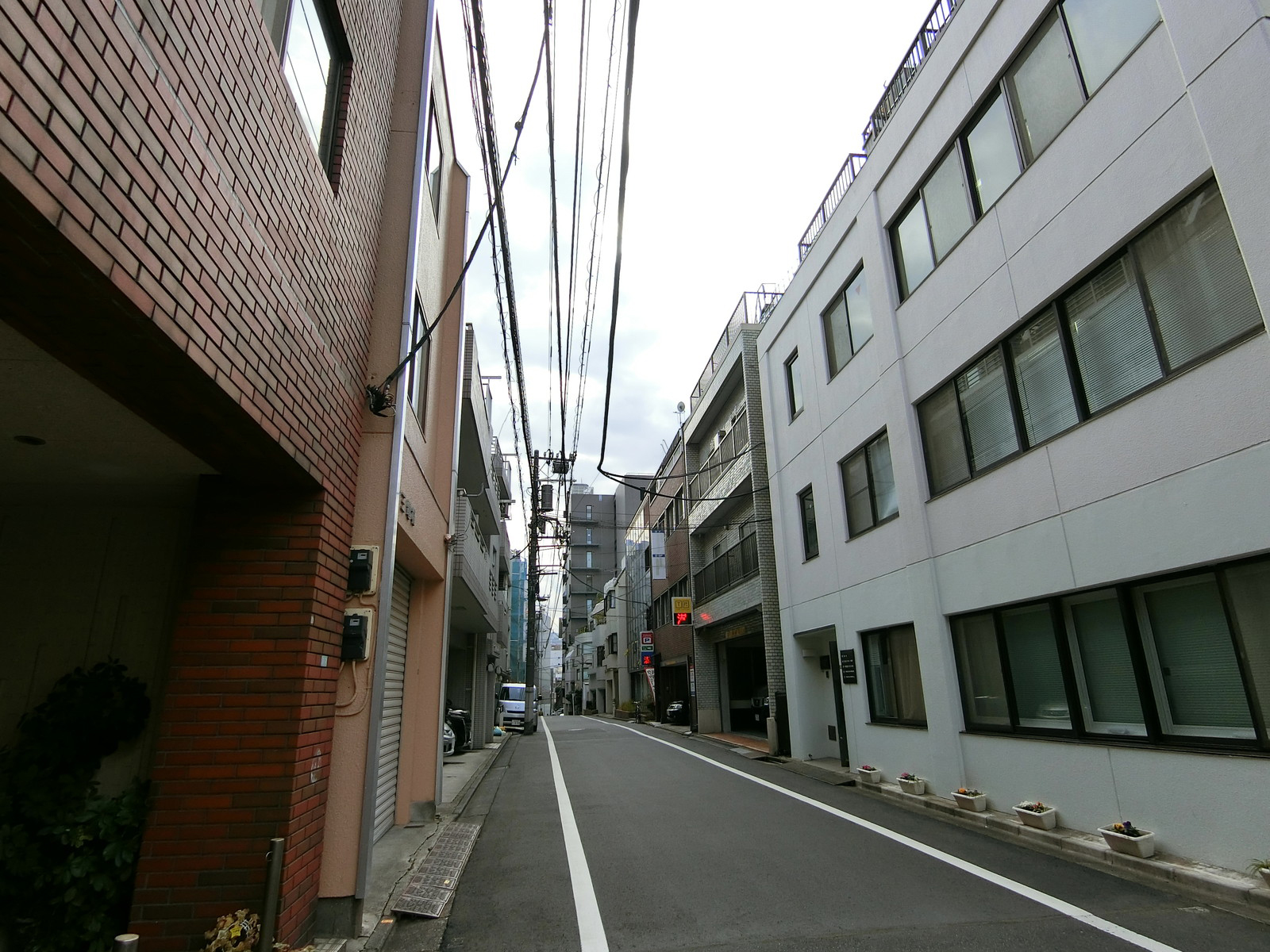 スズタカビル前面の通り