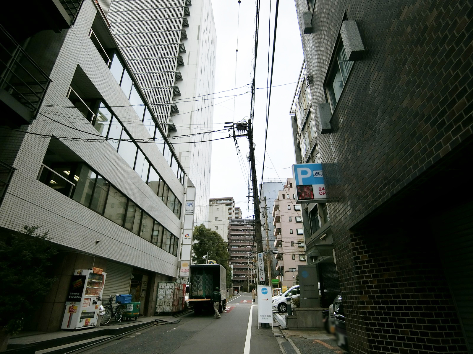 高村ビル前面の通り